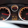 Klaster instrumen mobil analog tradisional dengan speedometer dan takometer mekanis