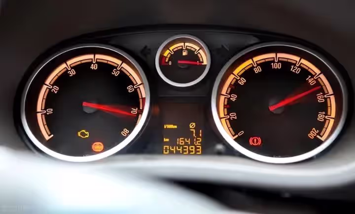 Klaster instrumen mobil analog tradisional dengan speedometer dan takometer mekanis