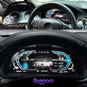 Cluster digital BMW X5 E70 terpasang di dasbor yang menampilkan tampilan di malam hari