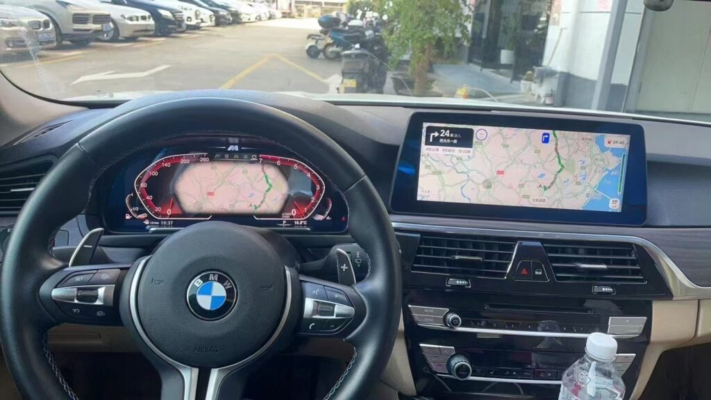 Cluster digital BMW F32 terpasang di posisi dashboard asli