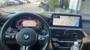 Cluster digital BMW F32 terpasang di posisi dashboard asli